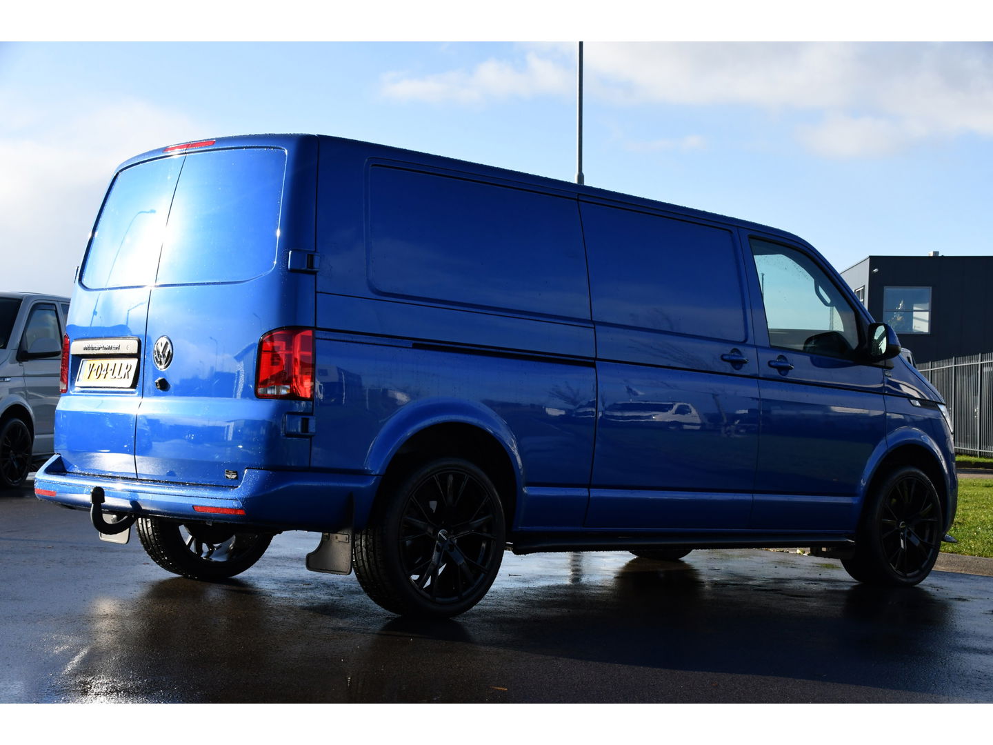 Volkswagen Transporter 2.0 TDI L2H1 Bulli Edition Adaptieve Cruise, Camera, Carplay, LED, Stoelverwarming, Trekhaak, Multimedia, 150pk, Automaat, Standkachel, Uniek!