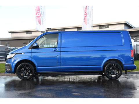 Volkswagen Transporter 2.0 TDI L2H1 Bulli Edition Adaptieve Cruise, Camera, Carplay, LED, Stoelverwarming, Trekhaak, Multimedia, 150pk, Automaat, Standkachel, Uniek!