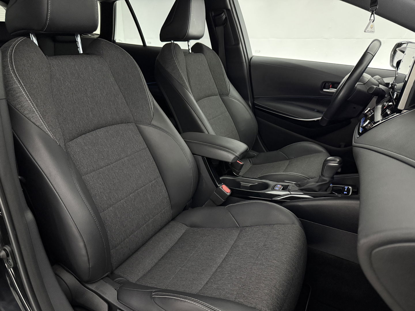 Toyota Corolla 1.8 Hybrid 148PK Business Plus | Camera | Cruise | LED | Virtual l | Navigatie | NAP