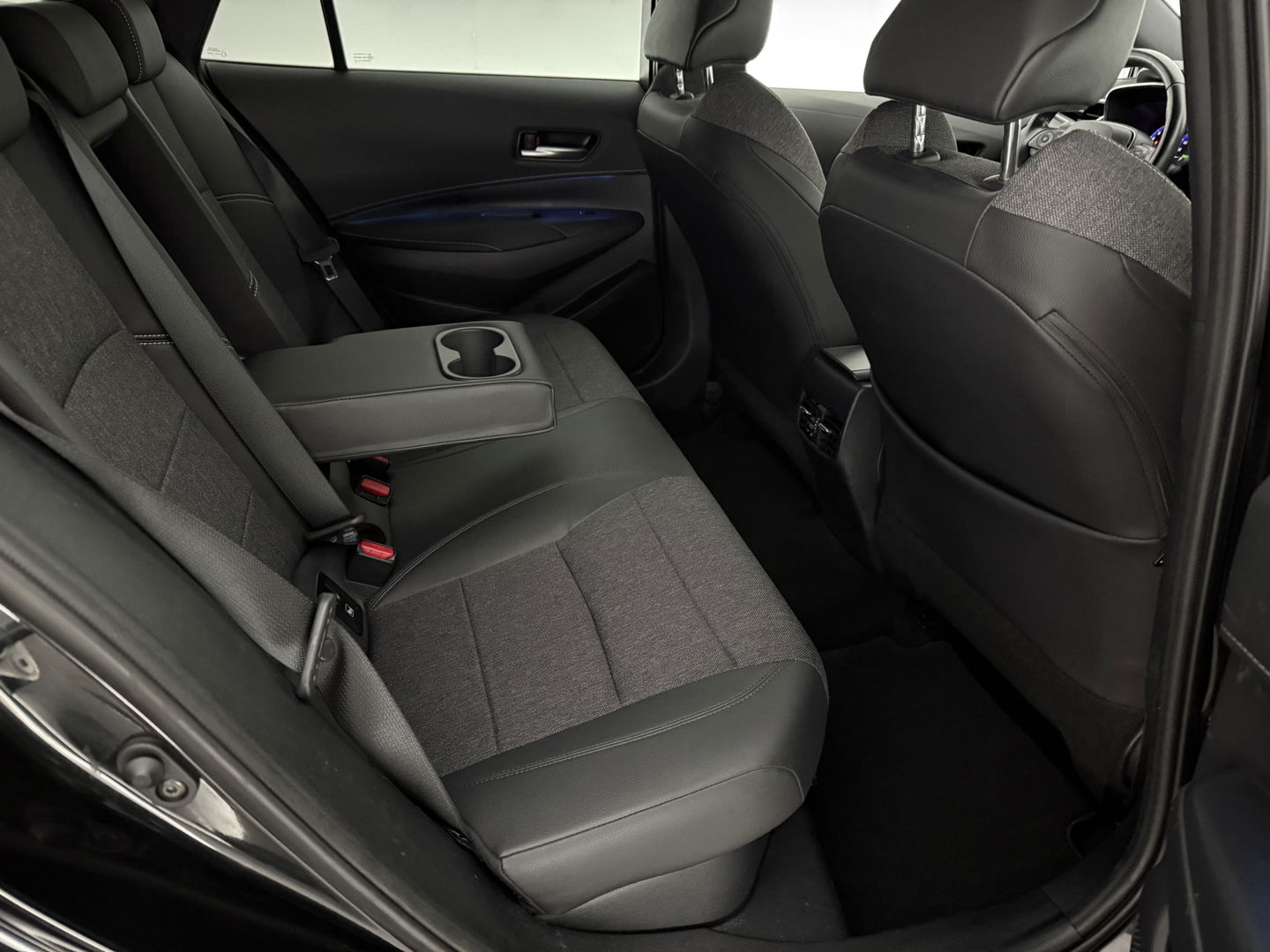 Toyota Corolla 1.8 Hybrid 148PK Business Plus | Camera | Cruise | LED | Virtual l | Navigatie | NAP