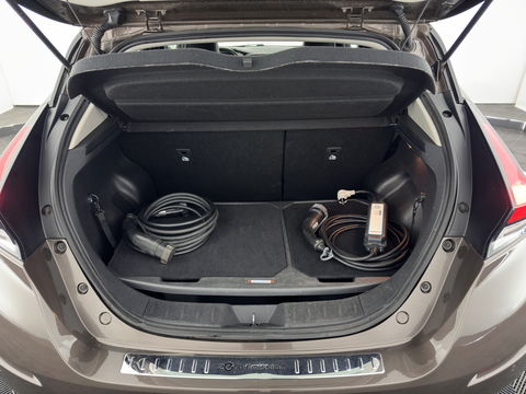 Nissan Leaf Tekna 40 kWh { SOH-92% } (INCL-BTW ) *LUXURY-LEATHER | FULL-LED | KEYLESS | NAVI-FULLMAP | BLIND-SPOT | DAB+ | HEATED-COMFORTSEATS | DIGI-COCKPIT | PRIVACY-GLASS | TOPVIEW-CAMERA | 17"ALU*