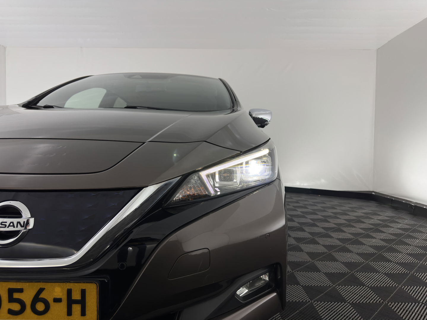 Nissan Leaf Tekna 40 kWh { SOH-92% } (INCL-BTW ) *LUXURY-LEATHER | FULL-LED | KEYLESS | NAVI-FULLMAP | BLIND-SPOT | DAB+ | HEATED-COMFORTSEATS | DIGI-COCKPIT | PRIVACY-GLASS | TOPVIEW-CAMERA | 17"ALU*