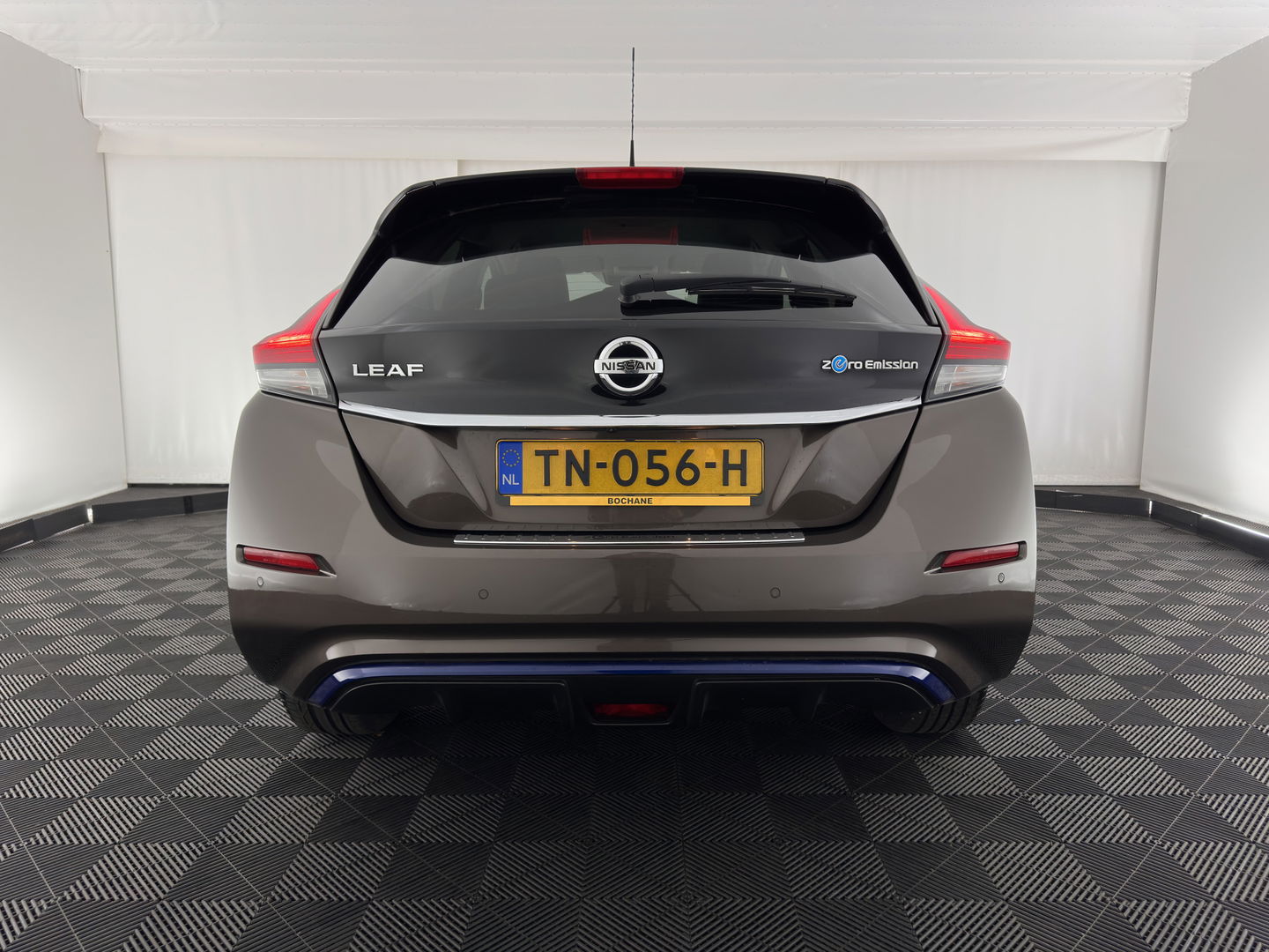 Nissan Leaf Tekna 40 kWh { SOH-92% } (INCL-BTW ) *LUXURY-LEATHER | FULL-LED | KEYLESS | NAVI-FULLMAP | BLIND-SPOT | DAB+ | HEATED-COMFORTSEATS | DIGI-COCKPIT | PRIVACY-GLASS | TOPVIEW-CAMERA | 17"ALU*