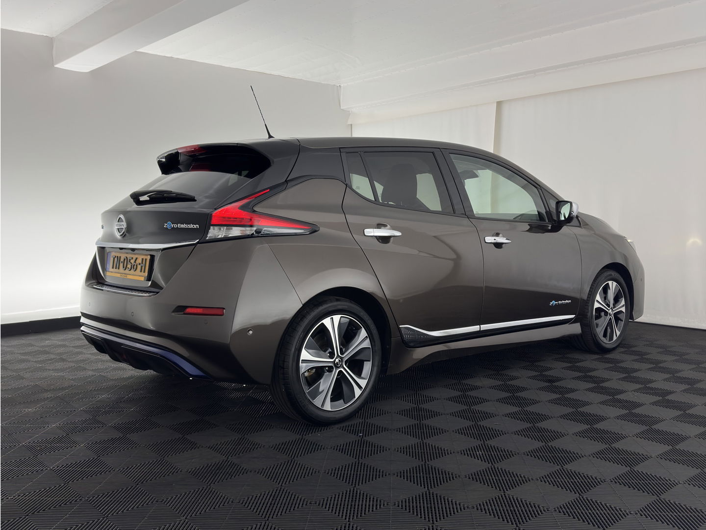 Nissan Leaf Tekna 40 kWh { SOH-92% } (INCL-BTW ) *LUXURY-LEATHER | FULL-LED | KEYLESS | NAVI-FULLMAP | BLIND-SPOT | DAB+ | HEATED-COMFORTSEATS | DIGI-COCKPIT | PRIVACY-GLASS | TOPVIEW-CAMERA | 17"ALU*