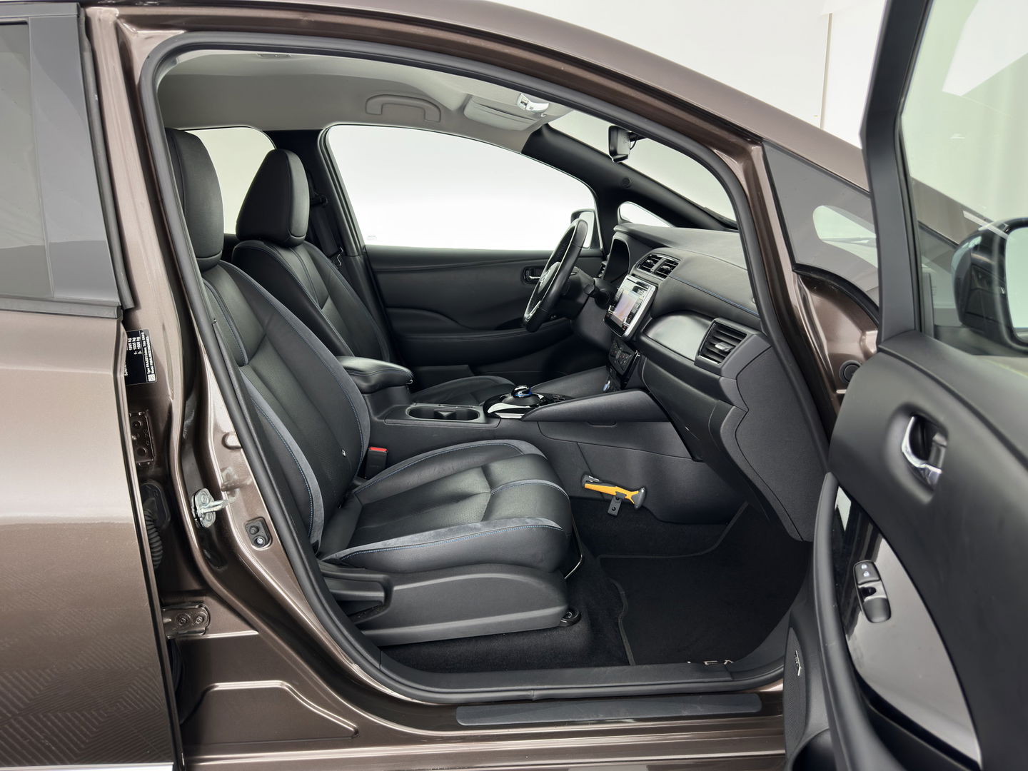 Nissan Leaf Tekna 40 kWh { SOH-92% } (INCL-BTW ) *LUXURY-LEATHER | FULL-LED | KEYLESS | NAVI-FULLMAP | BLIND-SPOT | DAB+ | HEATED-COMFORTSEATS | DIGI-COCKPIT | PRIVACY-GLASS | TOPVIEW-CAMERA | 17"ALU*