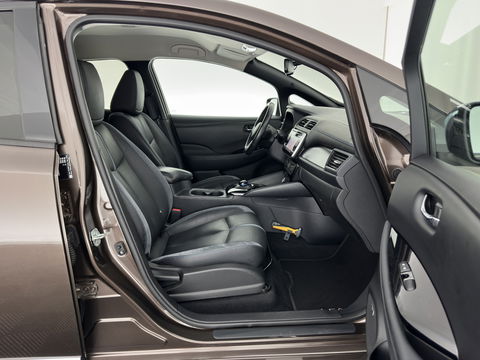 Nissan Leaf Tekna 40 kWh { SOH-92% } (INCL-BTW ) *LUXURY-LEATHER | FULL-LED | KEYLESS | NAVI-FULLMAP | BLIND-SPOT | DAB+ | HEATED-COMFORTSEATS | DIGI-COCKPIT | PRIVACY-GLASS | TOPVIEW-CAMERA | 17"ALU*