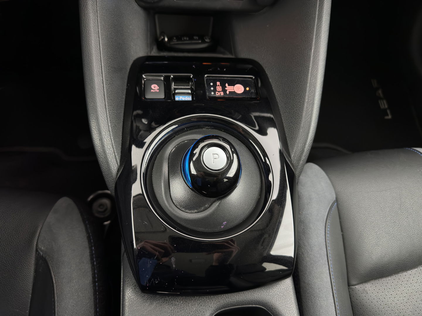 Nissan Leaf Tekna 40 kWh { SOH-92% } (INCL-BTW ) *LUXURY-LEATHER | FULL-LED | KEYLESS | NAVI-FULLMAP | BLIND-SPOT | DAB+ | HEATED-COMFORTSEATS | DIGI-COCKPIT | PRIVACY-GLASS | TOPVIEW-CAMERA | 17"ALU*