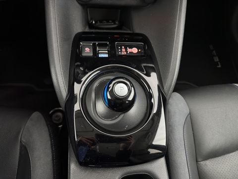 Nissan Leaf Tekna 40 kWh { SOH-92% } (INCL-BTW ) *LUXURY-LEATHER | FULL-LED | KEYLESS | NAVI-FULLMAP | BLIND-SPOT | DAB+ | HEATED-COMFORTSEATS | DIGI-COCKPIT | PRIVACY-GLASS | TOPVIEW-CAMERA | 17"ALU*