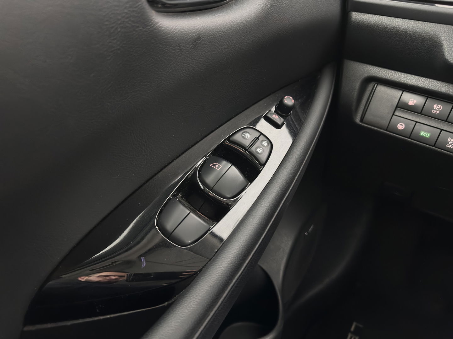 Nissan Leaf Tekna 40 kWh { SOH-92% } (INCL-BTW ) *LUXURY-LEATHER | FULL-LED | KEYLESS | NAVI-FULLMAP | BLIND-SPOT | DAB+ | HEATED-COMFORTSEATS | DIGI-COCKPIT | PRIVACY-GLASS | TOPVIEW-CAMERA | 17"ALU*