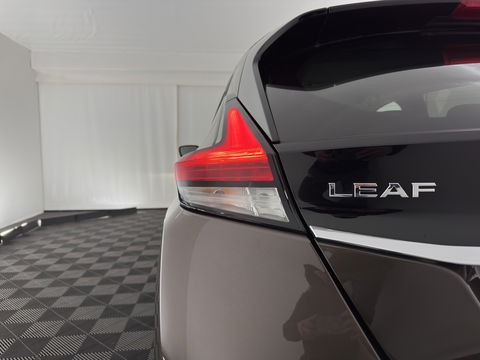 Nissan Leaf Tekna 40 kWh { SOH-92% } (INCL-BTW ) *LUXURY-LEATHER | FULL-LED | KEYLESS | NAVI-FULLMAP | BLIND-SPOT | DAB+ | HEATED-COMFORTSEATS | DIGI-COCKPIT | PRIVACY-GLASS | TOPVIEW-CAMERA | 17"ALU*