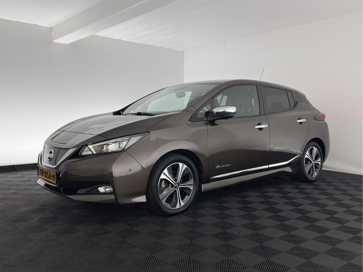 Nissan Leaf Tekna 40 kWh { SOH-92% } (INCL-BTW ) *LUXURY-LEATHER | FULL-LED | KEYLESS | NAVI-FULLMAP | BLIND-SPOT | DAB+ | HEATED-COMFORTSEATS | DIGI-COCKPIT | PRIVACY-GLASS | TOPVIEW-CAMERA | 17"ALU*