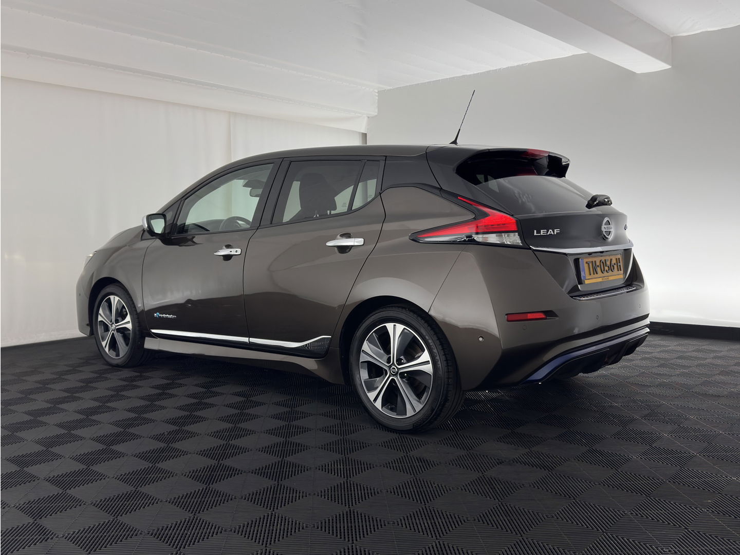 Nissan Leaf Tekna 40 kWh { SOH-92% } (INCL-BTW ) *LUXURY-LEATHER | FULL-LED | KEYLESS | NAVI-FULLMAP | BLIND-SPOT | DAB+ | HEATED-COMFORTSEATS | DIGI-COCKPIT | PRIVACY-GLASS | TOPVIEW-CAMERA | 17"ALU*