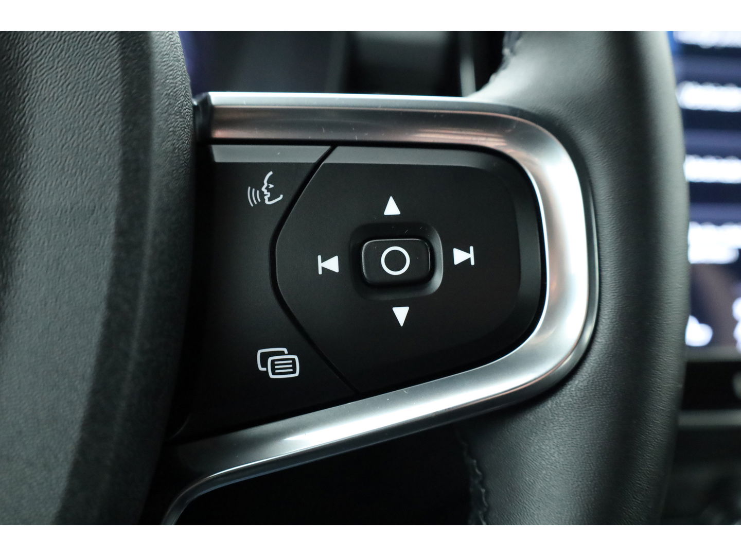 Volvo XC40 1.5 T4 Plug-in hybrid Plus Bright | Facelift | Elek. stoelen |  H&K Audio | Camera | Stoel + stuurverwarming | All season