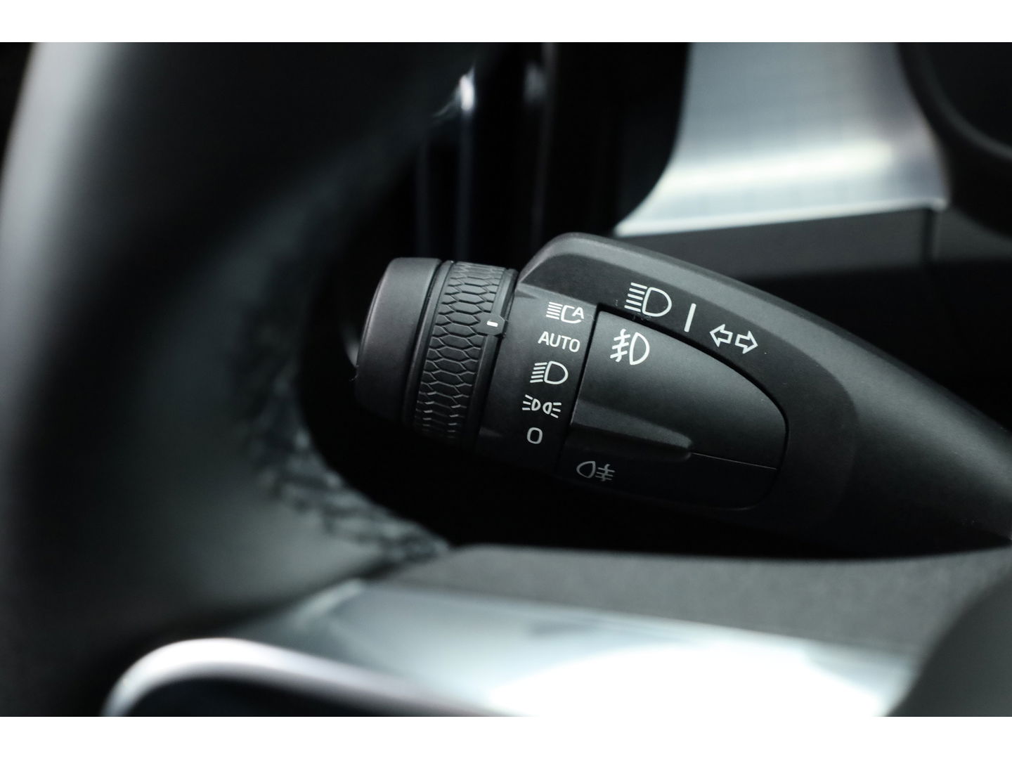 Volvo XC40 1.5 T4 Plug-in hybrid Plus Bright | Facelift | Elek. stoelen |  H&K Audio | Camera | Stoel + stuurverwarming | All season