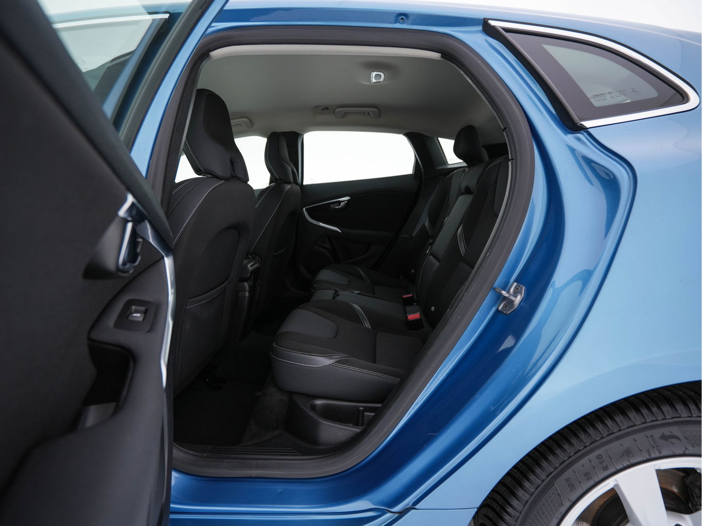 Volvo V40 2.0 D4 Summum Business *LEATHER-FABRIC | NAVI-FULLMAP | COMFORT-SEATS | ECC | PDC | CRUISE | TOWBAR | 16''ALU*