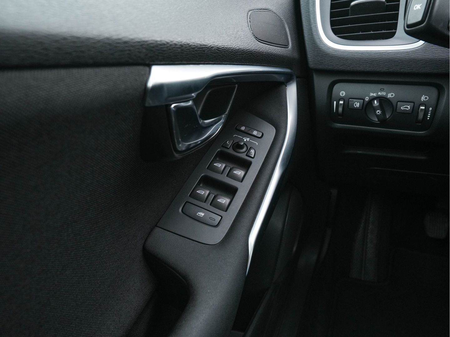 Volvo V40 2.0 D4 Summum Business *LEATHER-FABRIC | NAVI-FULLMAP | COMFORT-SEATS | ECC | PDC | CRUISE | TOWBAR | 16''ALU*