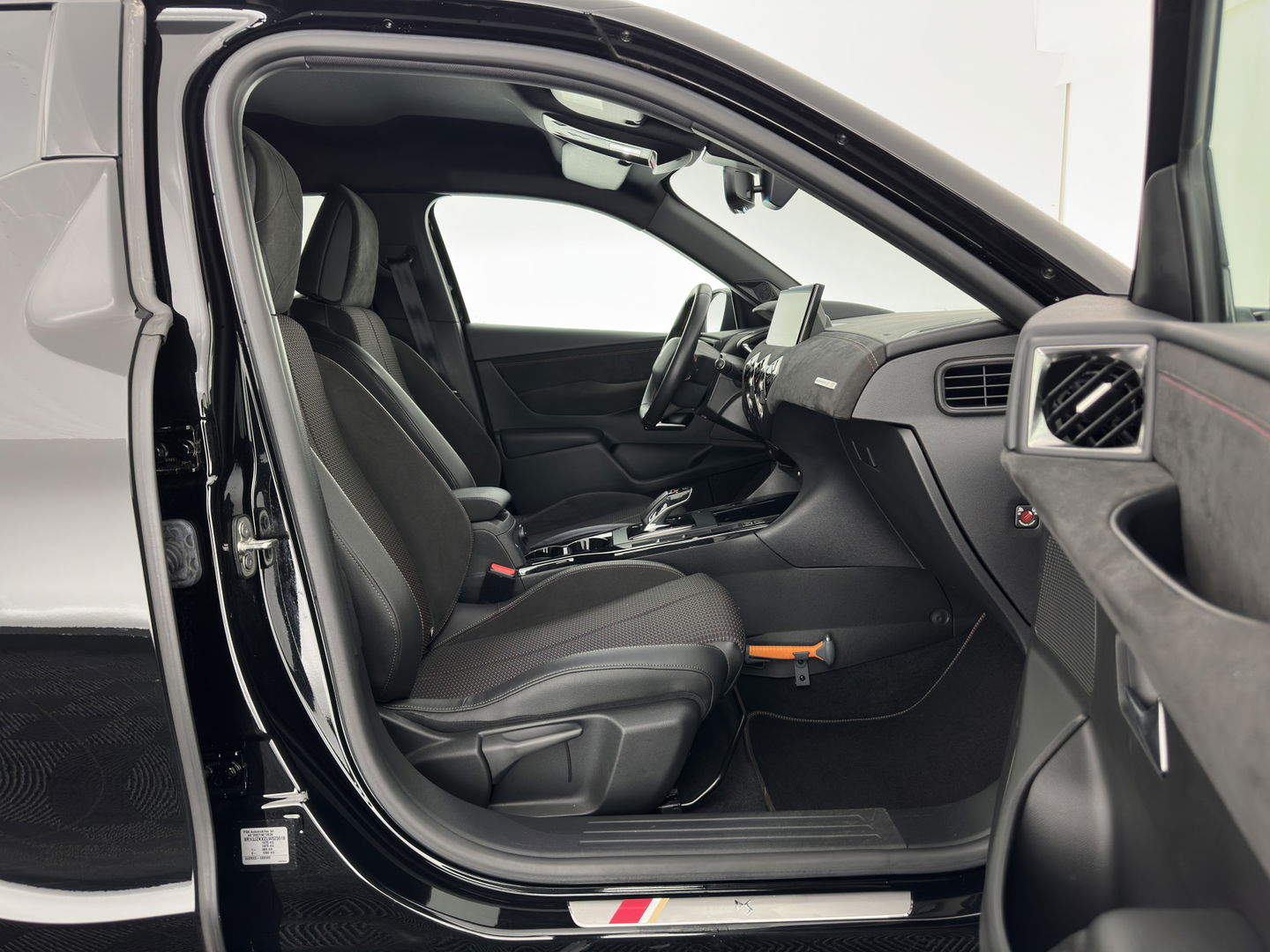 DS DS 3 Crossback E-Tense Performance Line+ 50 kWh [ 3-Fase ] {SOH-90%} (INCL.BTW) *LEATHER-FABRIC | MATRIX-LED | ADAPTIVE-CRUISE | DIGI-COCKPIT | HEATED-SPORTSEATS | CAMERA | KEYLESS | NAVI-FULLMAP | DAB+ | ECC | PDC | 18''ALU*