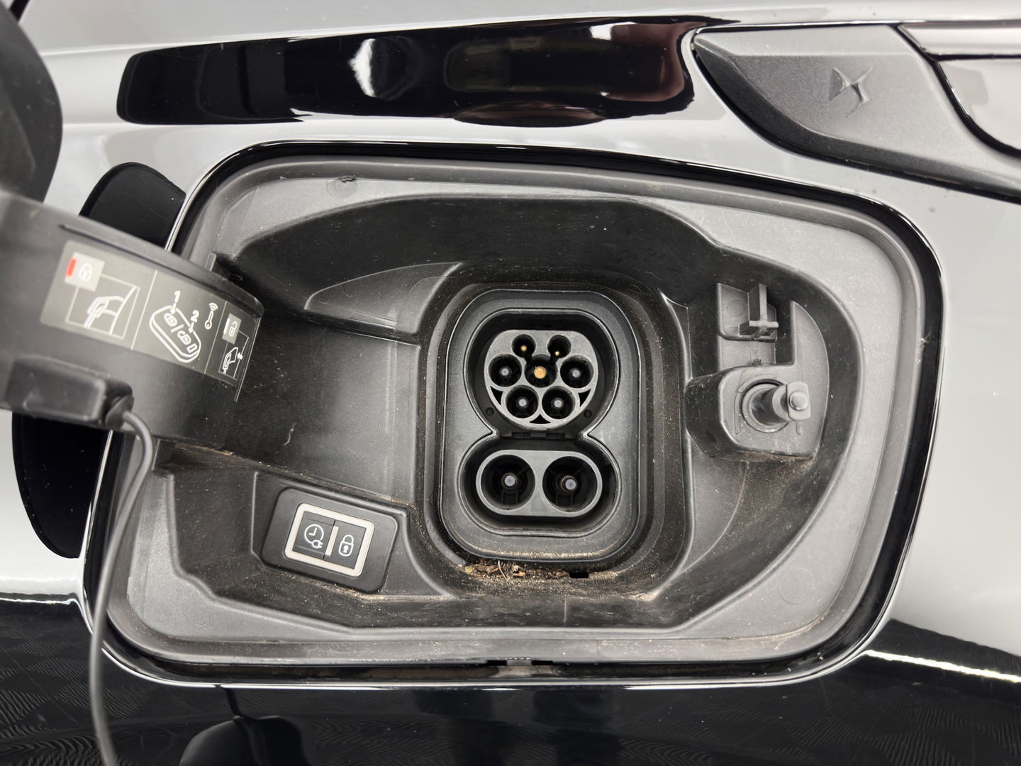 DS DS 3 Crossback E-Tense Performance Line+ 50 kWh [ 3-Fase ] {SOH-90%} (INCL.BTW) *LEATHER-FABRIC | MATRIX-LED | ADAPTIVE-CRUISE | DIGI-COCKPIT | HEATED-SPORTSEATS | CAMERA | KEYLESS | NAVI-FULLMAP | DAB+ | ECC | PDC | 18''ALU*