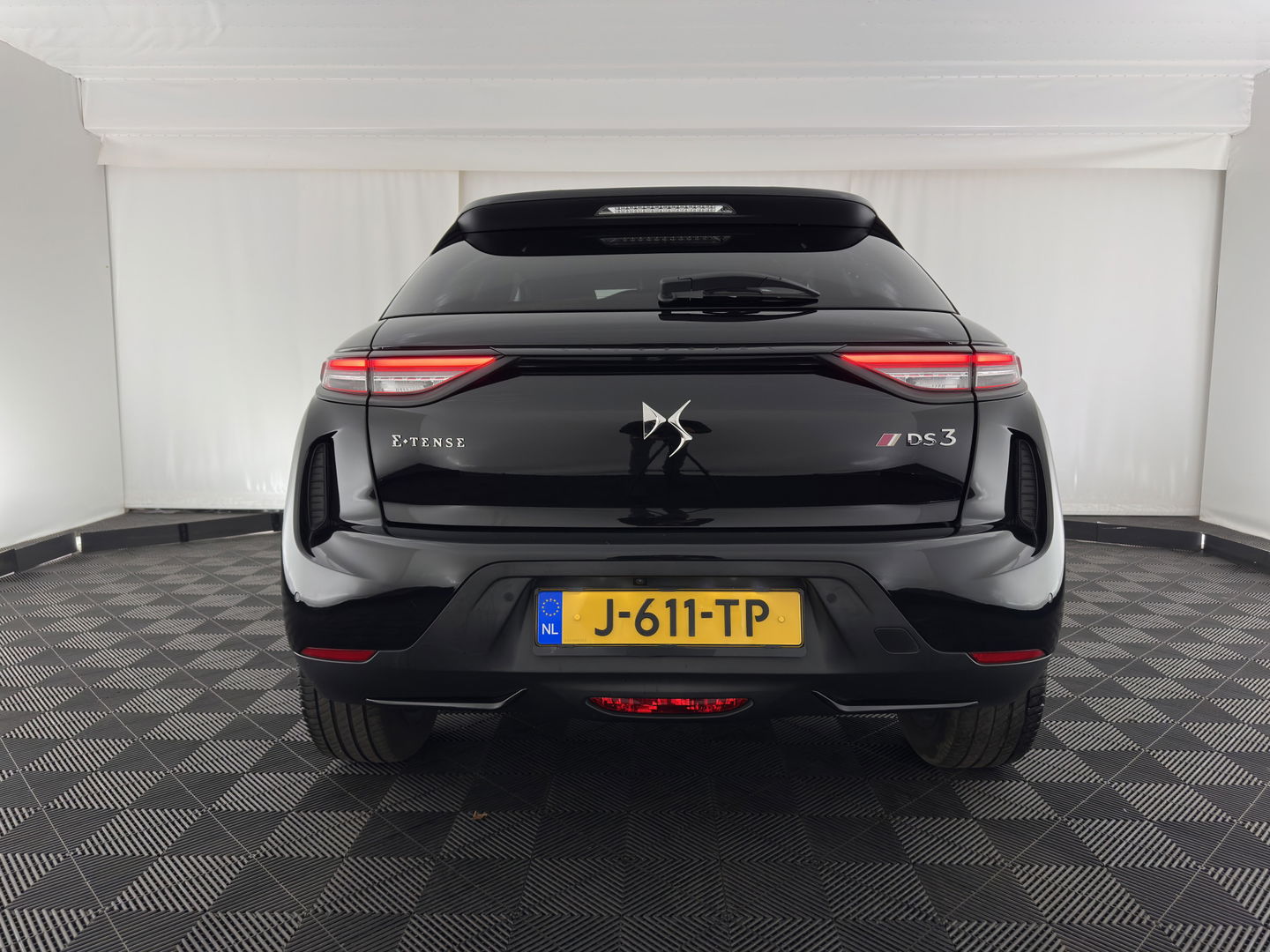 DS DS 3 Crossback E-Tense Performance Line+ 50 kWh [ 3-Fase ] {SOH-90%} (INCL-BTW) *LEATHER-FABRIC | MATRIX-LED | ADAPTIVE-CRUISE | DIGI-COCKPIT | HEATED-SPORTSEATS | CAMERA | KEYLESS | NAVI-FULLMAP | DAB+ | ECC | PDC | PRIVACY-GLASS | 18''ALU*