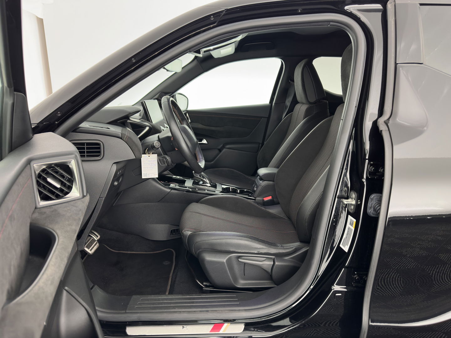 DS DS 3 Crossback E-Tense Performance Line+ 50 kWh [ 3-Fase ] {SOH-90%} (INCL.BTW) *LEATHER-FABRIC | MATRIX-LED | ADAPTIVE-CRUISE | DIGI-COCKPIT | HEATED-SPORTSEATS | CAMERA | KEYLESS | NAVI-FULLMAP | DAB+ | ECC | PDC | 18''ALU*