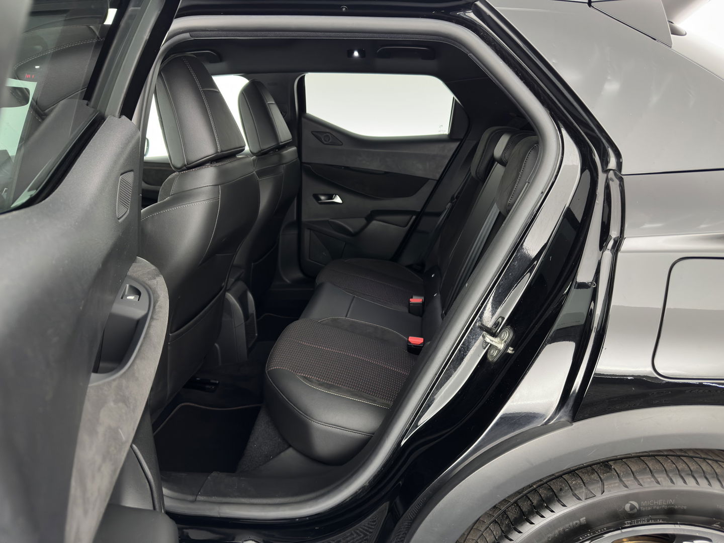 DS DS 3 Crossback E-Tense Performance Line+ 50 kWh [ 3-Fase ] {SOH-90%} (INCL-BTW) *LEATHER-FABRIC | MATRIX-LED | ADAPTIVE-CRUISE | DIGI-COCKPIT | HEATED-SPORTSEATS | CAMERA | KEYLESS | NAVI-FULLMAP | DAB+ | ECC | PDC | PRIVACY-GLASS | 18''ALU*