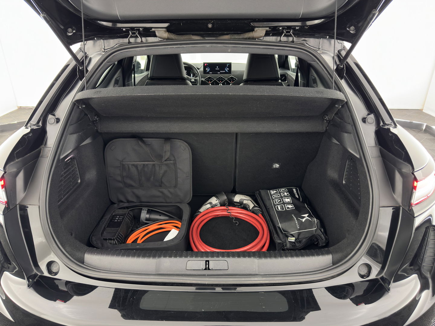 DS DS 3 Crossback E-Tense Performance Line+ 50 kWh [ 3-Fase ] {SOH-90%} (INCL.BTW) *LEATHER-FABRIC | MATRIX-LED | ADAPTIVE-CRUISE | DIGI-COCKPIT | HEATED-SPORTSEATS | CAMERA | KEYLESS | NAVI-FULLMAP | DAB+ | ECC | PDC | 18''ALU*