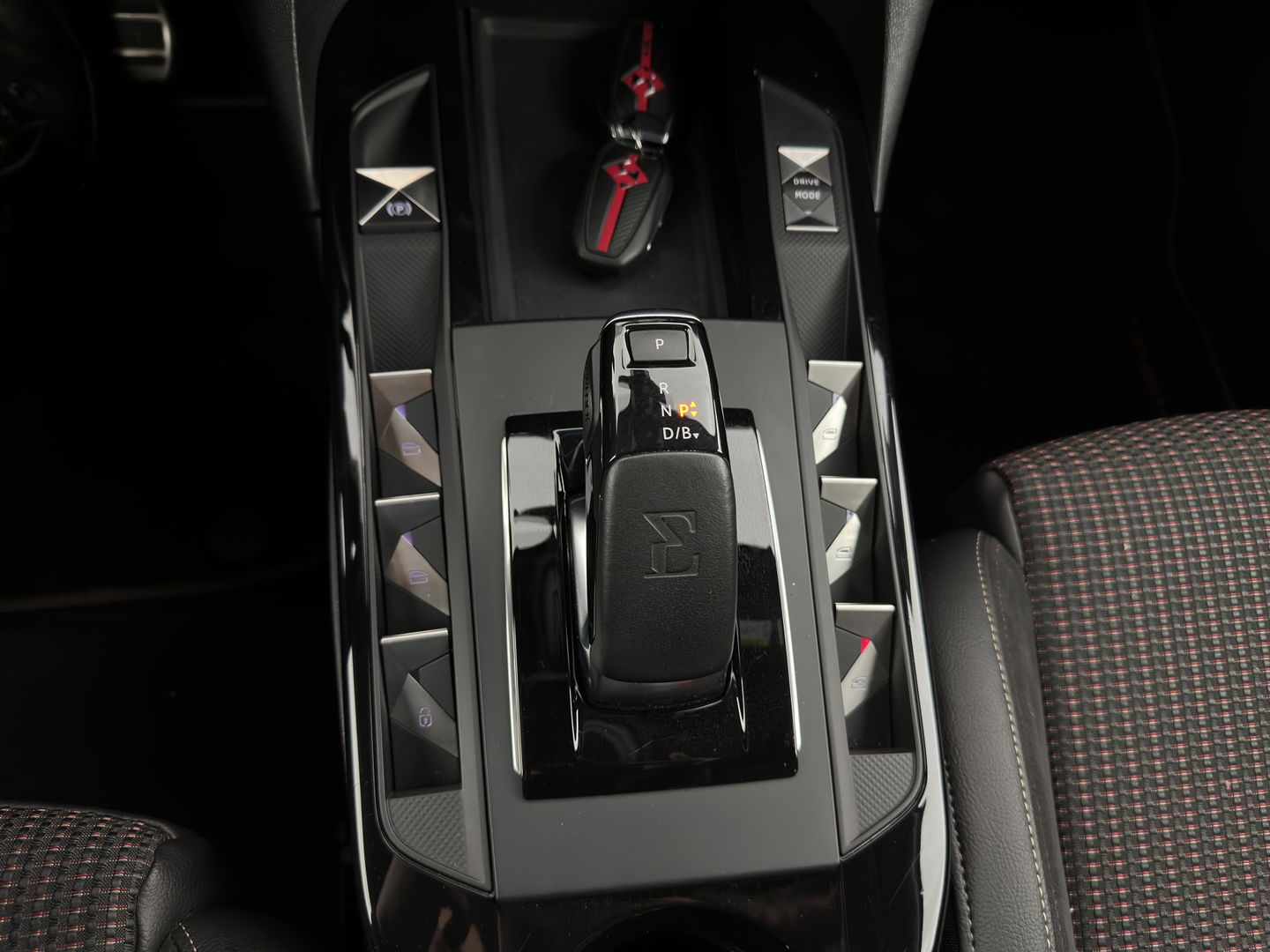 DS DS 3 Crossback E-Tense Performance Line+ 50 kWh [ 3-Fase ] {SOH-90%} (INCL-BTW) *LEATHER-FABRIC | MATRIX-LED | ADAPTIVE-CRUISE | DIGI-COCKPIT | HEATED-SPORTSEATS | CAMERA | KEYLESS | NAVI-FULLMAP | DAB+ | ECC | PDC | PRIVACY-GLASS | 18''ALU*