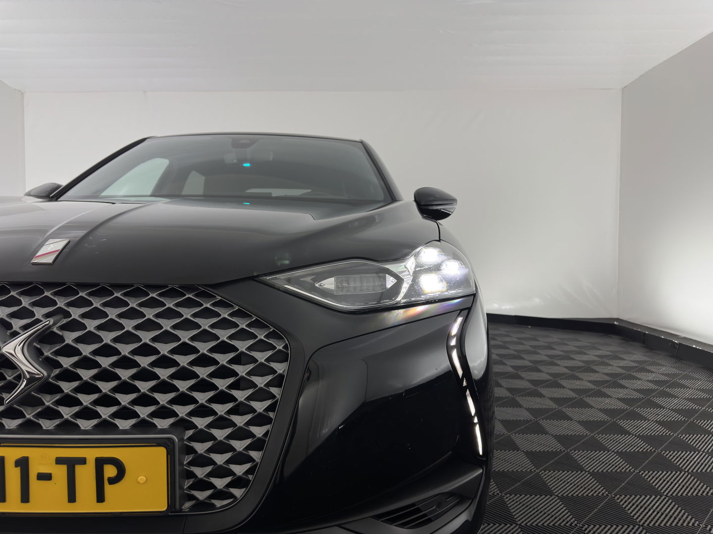 DS DS 3 Crossback E-Tense Performance Line+ 50 kWh [ 3-Fase ] {SOH-90%} (INCL-BTW) *LEATHER-FABRIC | MATRIX-LED | ADAPTIVE-CRUISE | DIGI-COCKPIT | HEATED-SPORTSEATS | CAMERA | KEYLESS | NAVI-FULLMAP | DAB+ | ECC | PDC | PRIVACY-GLASS | 18''ALU*