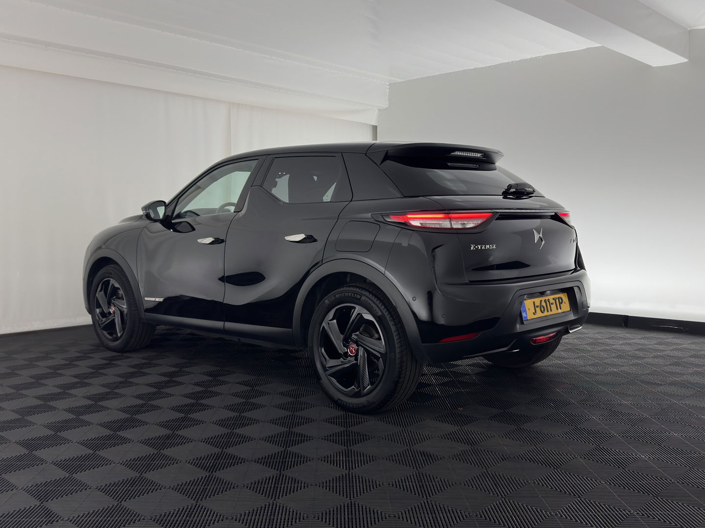 DS DS 3 Crossback E-Tense Performance Line+ 50 kWh [ 3-Fase ] {SOH-90%} (INCL-BTW) *LEATHER-FABRIC | MATRIX-LED | ADAPTIVE-CRUISE | DIGI-COCKPIT | HEATED-SPORTSEATS | CAMERA | KEYLESS | NAVI-FULLMAP | DAB+ | ECC | PDC | PRIVACY-GLASS | 18''ALU*