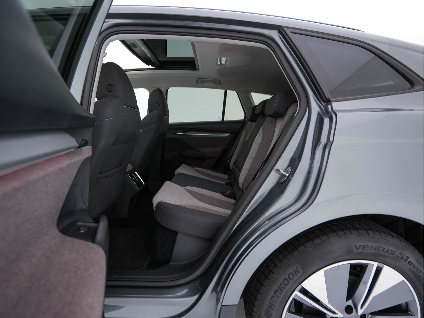 Škoda Enyaq iV 60 [ 3-Fase ] {SOH-87%} (INCL-BTW) *PANO | FULL-LED | DIGI-COCKPIT | CAMERA | KEYLESS | NAVI-FULLMAP | PRIVACY-GLASS | AMBIENT-LIGHT | ECC | COMFORT-SEATS | DAB + | PDC | CRUISE | CARPLAY | TOWBAR | 19 "ALU*