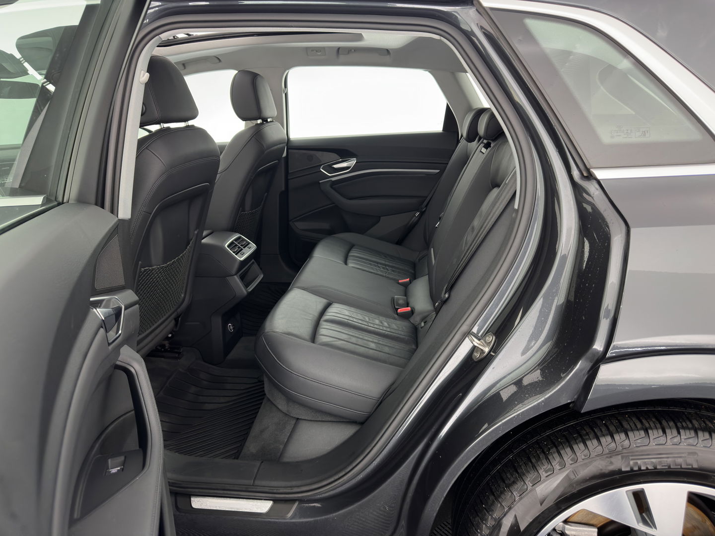 Audi e-tron E-tron 50 Quattro Launch edition plus 71 kWh [ 3-Fase ] {SOH-96%} (INCL-BTW) *PANO | LUXURY-LEATHER | ADAPTIVE-CRUISE | FULL-LED | DIGI-COCKPIT | KEYLESS | MEMORY-PACK | CAMERA | NAVI-FULLMAP | SHIFT-PADDLES | COMFORT-SEATS | 20''ALU*