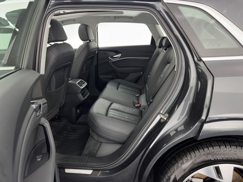 Audi e-tron E-tron 50 Quattro Launch edition plus 71 kWh [ 3-Fase ] {SOH-96%} (INCL-BTW) *PANO | LUXURY-LEATHER | ADAPTIVE-CRUISE | FULL-LED | DIGI-COCKPIT | KEYLESS | MEMORY-PACK | CAMERA | NAVI-FULLMAP | SHIFT-PADDLES | COMFORT-SEATS | 20''ALU*