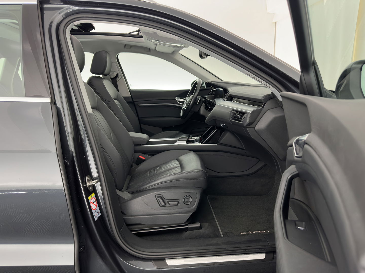 Audi e-tron E-tron 50 Quattro Launch edition plus 71 kWh [ 3-Fase ] {SOH-96%} (INCL-BTW) *PANO | LUXURY-LEATHER | ADAPTIVE-CRUISE | FULL-LED | DIGI-COCKPIT | KEYLESS | MEMORY-PACK | CAMERA | NAVI-FULLMAP | SHIFT-PADDLES | COMFORT-SEATS | 20''ALU*