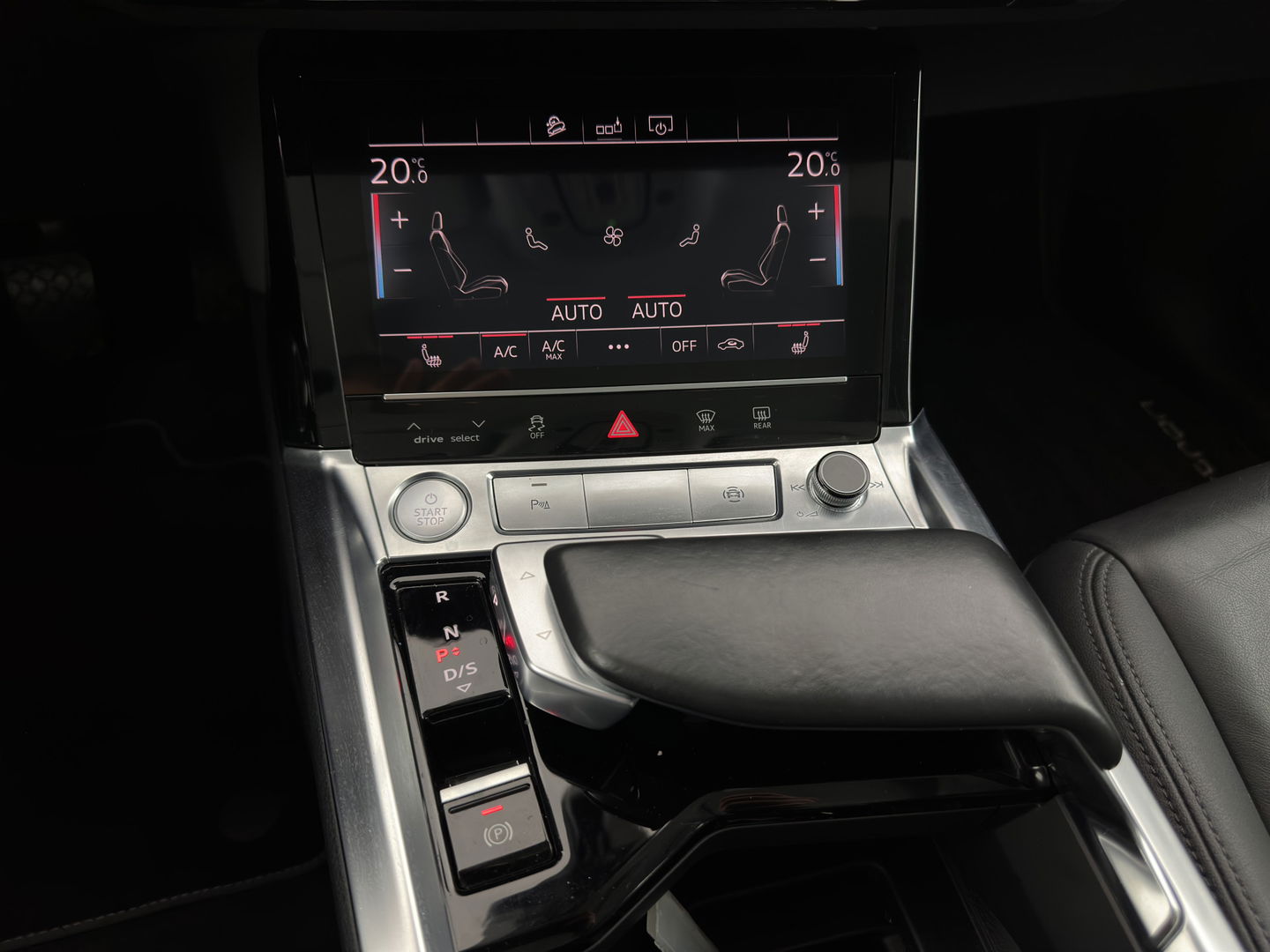 Audi e-tron E-tron 50 Quattro Launch edition plus 71 kWh [ 3-Fase ] {SOH-96%} (INCL-BTW) *PANO | LUXURY-LEATHER | ADAPTIVE-CRUISE | FULL-LED | DIGI-COCKPIT | KEYLESS | MEMORY-PACK | CAMERA | NAVI-FULLMAP | SHIFT-PADDLES | COMFORT-SEATS | 20''ALU*