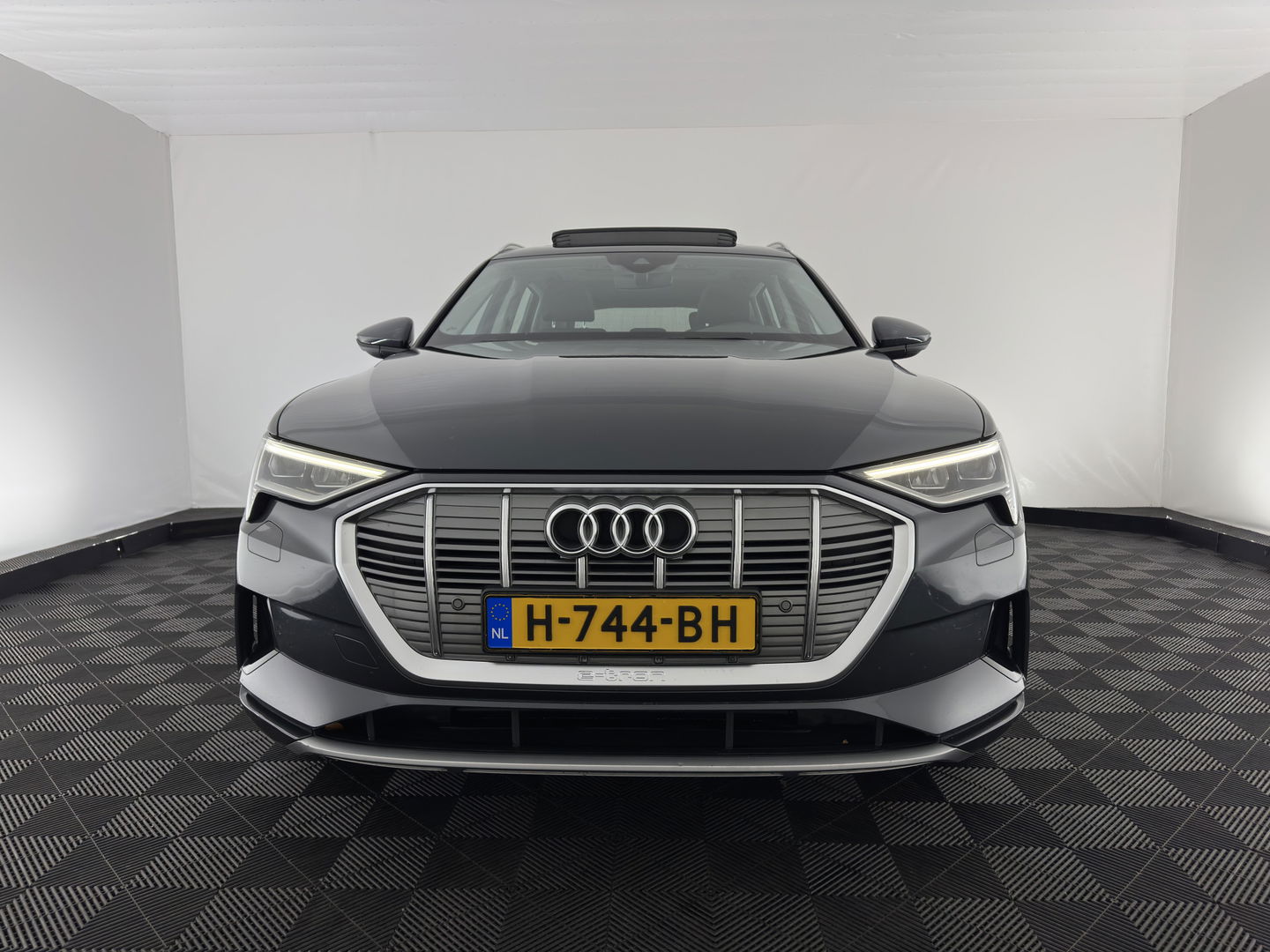 Audi e-tron E-tron 50 Quattro Launch edition plus 71 kWh [ 3-Fase ] {SOH-96%} (INCL-BTW) *PANO | LUXURY-LEATHER | ADAPTIVE-CRUISE | FULL-LED | DIGI-COCKPIT | KEYLESS | MEMORY-PACK | CAMERA | NAVI-FULLMAP | SHIFT-PADDLES | COMFORT-SEATS | 20''ALU*
