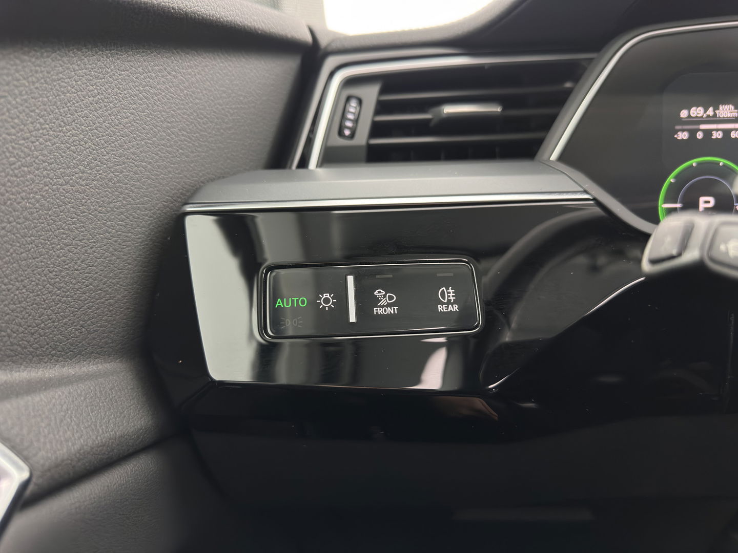 Audi e-tron E-tron 50 Quattro Launch edition plus 71 kWh [ 3-Fase ] {SOH-96%} (INCL-BTW) *PANO | LUXURY-LEATHER | ADAPTIVE-CRUISE | FULL-LED | DIGI-COCKPIT | KEYLESS | MEMORY-PACK | CAMERA | NAVI-FULLMAP | SHIFT-PADDLES | COMFORT-SEATS | 20''ALU*