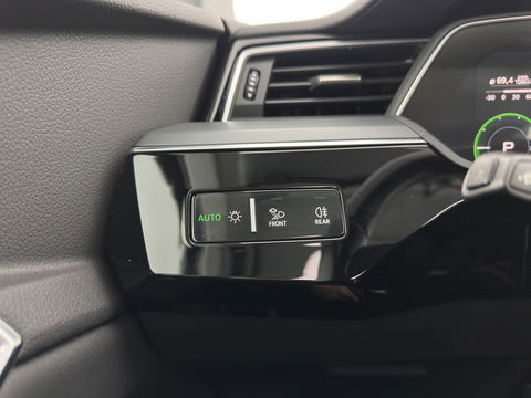 Audi e-tron E-tron 50 Quattro Launch edition plus 71 kWh [ 3-Fase ] {SOH-96%} (INCL-BTW) *PANO | LUXURY-LEATHER | ADAPTIVE-CRUISE | FULL-LED | DIGI-COCKPIT | KEYLESS | MEMORY-PACK | CAMERA | NAVI-FULLMAP | SHIFT-PADDLES | COMFORT-SEATS | 20''ALU*
