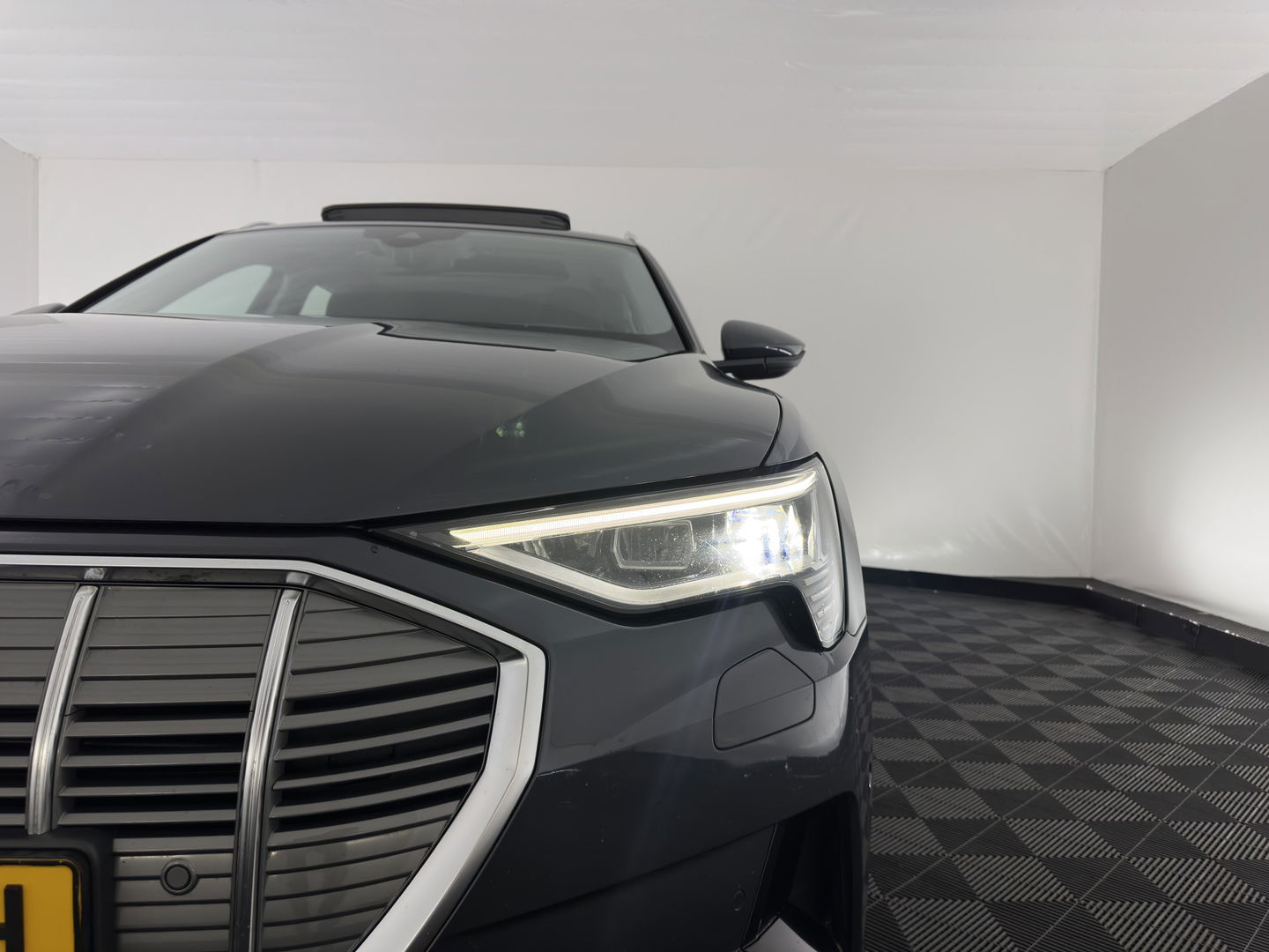 Audi e-tron E-tron 50 Quattro Launch edition plus 71 kWh [ 3-Fase ] {SOH-96%} (INCL-BTW) *PANO | LUXURY-LEATHER | ADAPTIVE-CRUISE | FULL-LED | DIGI-COCKPIT | KEYLESS | MEMORY-PACK | CAMERA | NAVI-FULLMAP | SHIFT-PADDLES | COMFORT-SEATS | 20''ALU*