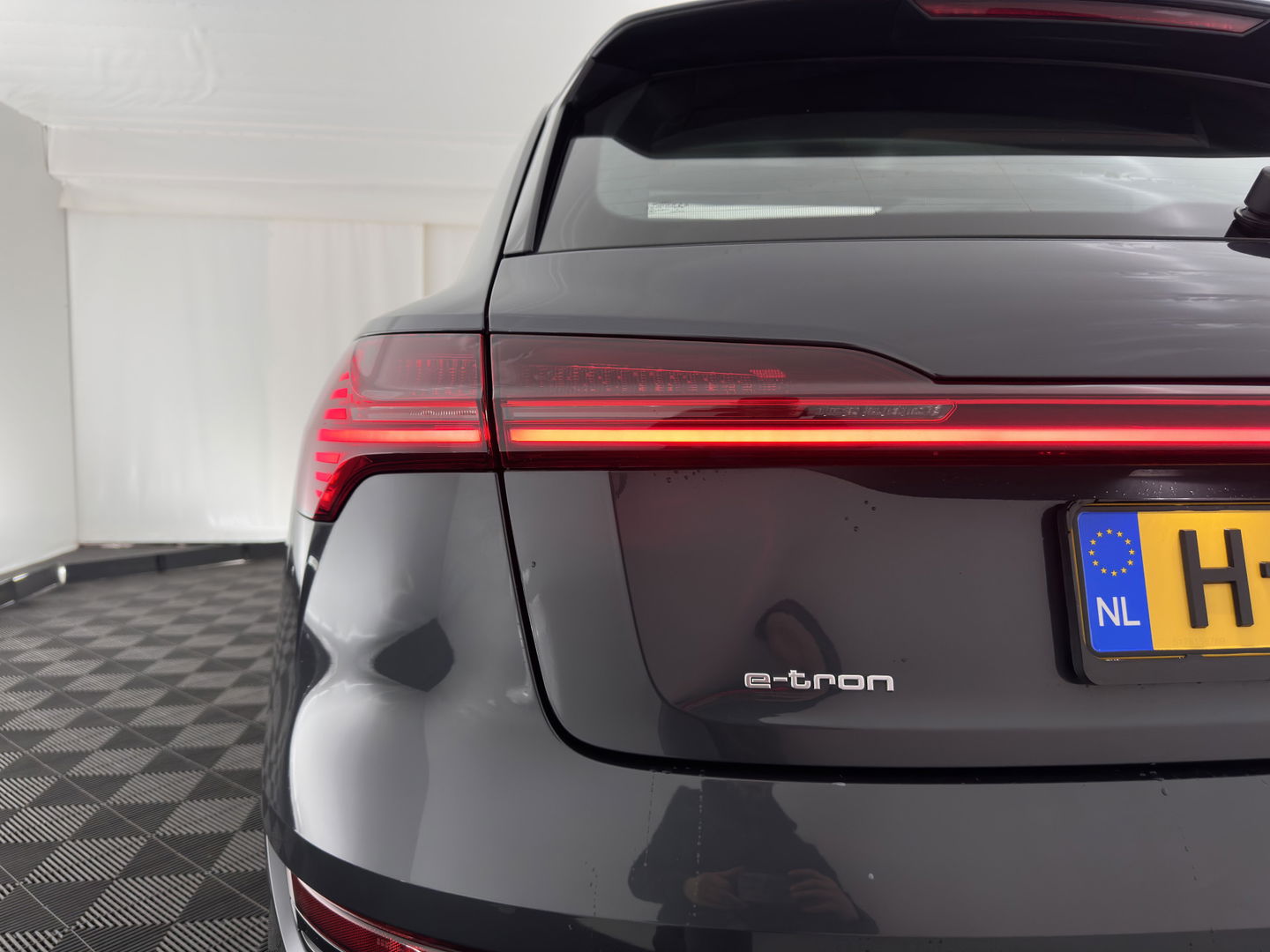 Audi e-tron E-tron 50 Quattro Launch edition plus 71 kWh [ 3-Fase ] {SOH-96%} (INCL-BTW) *PANO | LUXURY-LEATHER | ADAPTIVE-CRUISE | FULL-LED | DIGI-COCKPIT | KEYLESS | MEMORY-PACK | CAMERA | NAVI-FULLMAP | SHIFT-PADDLES | COMFORT-SEATS | 20''ALU*