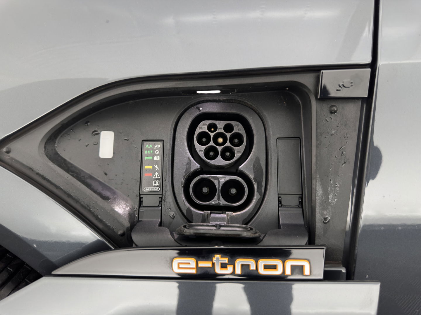 Audi e-tron E-tron 50 Quattro Launch edition plus 71 kWh [ 3-Fase ] {SOH-96%} (INCL-BTW) *PANO | LUXURY-LEATHER | ADAPTIVE-CRUISE | FULL-LED | DIGI-COCKPIT | KEYLESS | MEMORY-PACK | CAMERA | NAVI-FULLMAP | SHIFT-PADDLES | COMFORT-SEATS | 20''ALU*