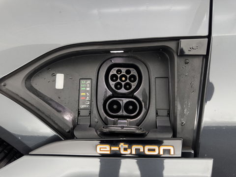 Audi e-tron E-tron 50 Quattro Launch edition plus 71 kWh [ 3-Fase ] {SOH-96%} (INCL-BTW) *PANO | LUXURY-LEATHER | ADAPTIVE-CRUISE | FULL-LED | DIGI-COCKPIT | KEYLESS | MEMORY-PACK | CAMERA | NAVI-FULLMAP | SHIFT-PADDLES | COMFORT-SEATS | 20''ALU*