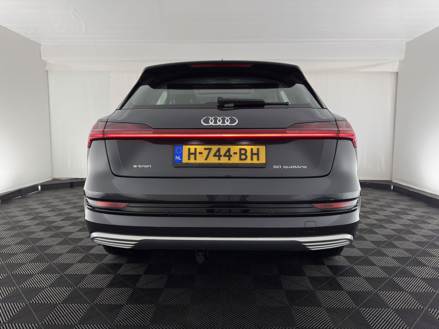 Audi e-tron E-tron 50 Quattro Launch edition plus 71 kWh [ 3-Fase ] {SOH-96%} (INCL-BTW) *PANO | LUXURY-LEATHER | ADAPTIVE-CRUISE | FULL-LED | DIGI-COCKPIT | KEYLESS | MEMORY-PACK | CAMERA | NAVI-FULLMAP | SHIFT-PADDLES | COMFORT-SEATS | 20''ALU*