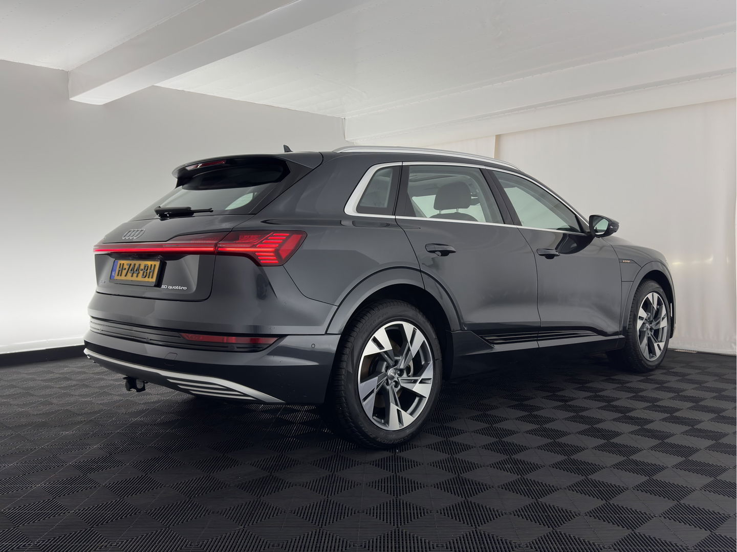 Audi e-tron E-tron 50 Quattro Launch edition plus 71 kWh [ 3-Fase ] {SOH-96%} (INCL-BTW) *PANO | LUXURY-LEATHER | ADAPTIVE-CRUISE | FULL-LED | DIGI-COCKPIT | KEYLESS | MEMORY-PACK | CAMERA | NAVI-FULLMAP | SHIFT-PADDLES | COMFORT-SEATS | 20''ALU*