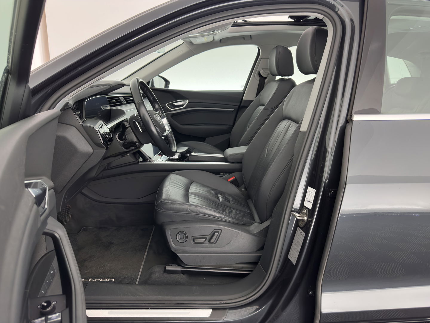 Audi e-tron E-tron 50 Quattro Launch edition plus 71 kWh [ 3-Fase ] {SOH-96%} (INCL-BTW) *PANO | LUXURY-LEATHER | ADAPTIVE-CRUISE | FULL-LED | DIGI-COCKPIT | KEYLESS | MEMORY-PACK | CAMERA | NAVI-FULLMAP | SHIFT-PADDLES | COMFORT-SEATS | 20''ALU*