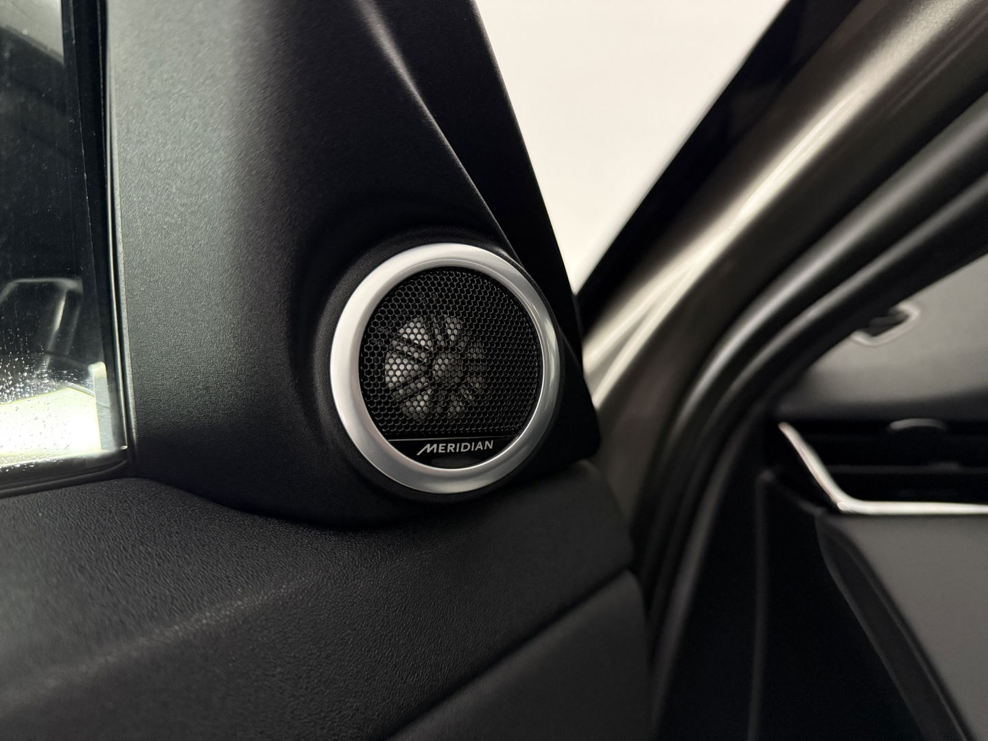 Land Rover Range Rover Evoque 1.5 P300e AWD R-Dynamic HSE | SOH 88% | Pano | Adap. Cruise | Memory | Meridian | Stoel/Stuur verw. | Camera | Trekh.