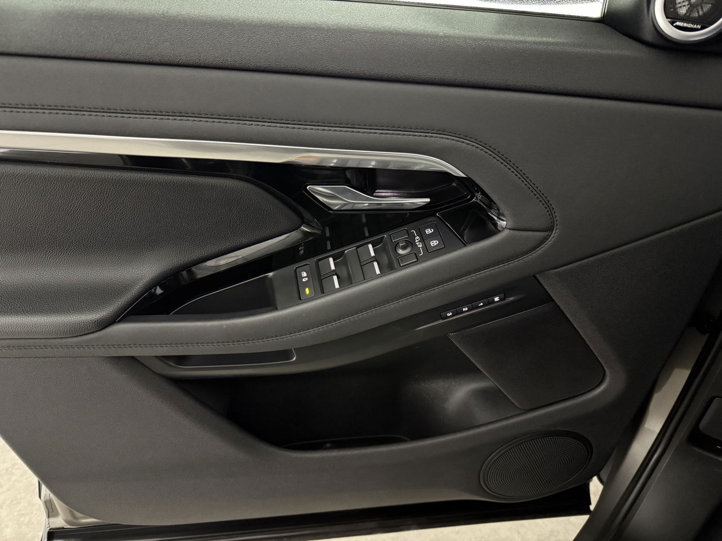 Land Rover Range Rover Evoque 1.5 P300e AWD R-Dynamic HSE | SOH 88% | Pano | Adap. Cruise | Memory | Meridian | Stoel/Stuur verw. | Camera | Trekh.