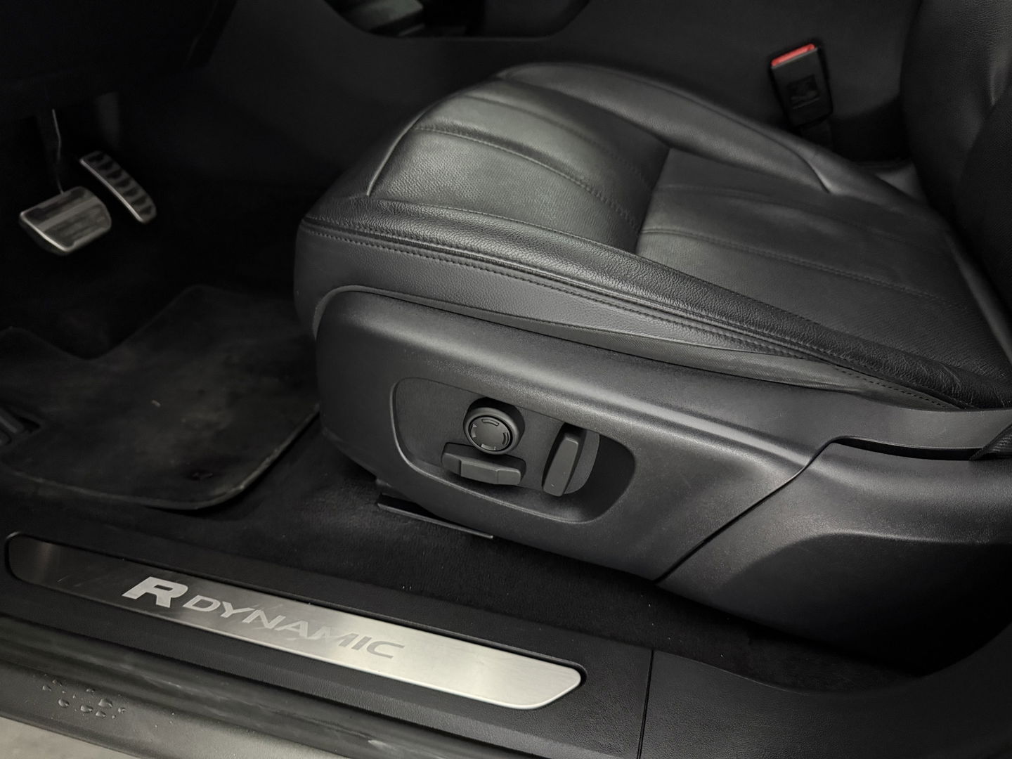 Land Rover Range Rover Evoque 1.5 P300e AWD R-Dynamic HSE | SOH 88% | Pano | Adap. Cruise | Memory | Meridian | Stoel/Stuur verw. | Camera | Trekh.