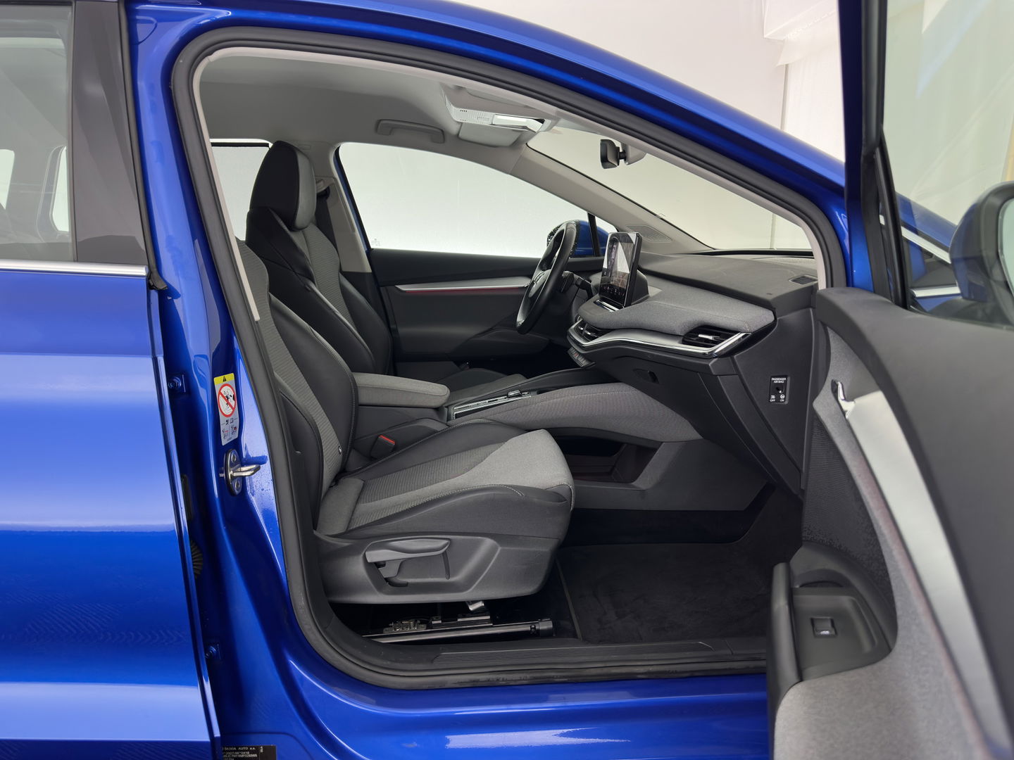 Škoda Enyaq iV 80 [ 3-Fase ] {SOH-88% } (INCL-BTW) *LEATHER-FABRIC | FULL-LED | DIGI-COCKPIT | CAMERA | KEYLESS | NAVI-FULLMAP | AMBIENT-LIGHT | ECC | HEATED-COMFORTSEATS | DAB+ | PDC | CRUISE | CARPLAY | TOWBAR | 19"ALU*