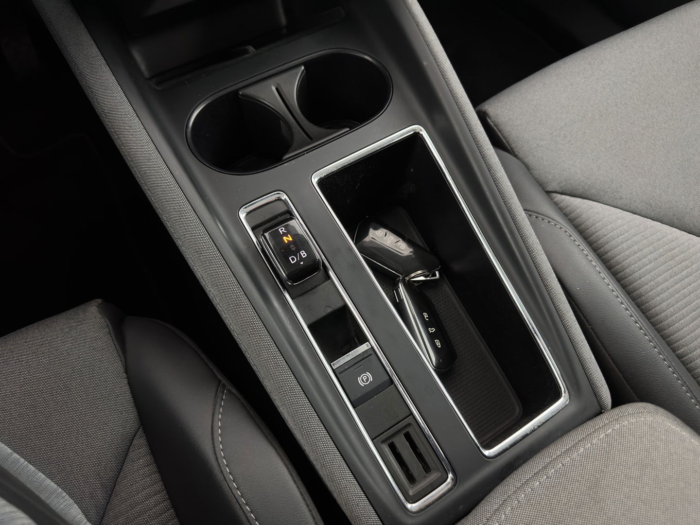 Škoda Enyaq iV 80 [ 3-Fase ] (INCL-BTW) *LEATHER-FABRIC | FULL-LED | DIGI-COCKPIT | CAMERA | KEYLESS | NAVI-FULLMAP | AMBIENT-LIGHT | ECC | HEATED-COMFORTSEATS | DAB+ | PDC | CRUISE | CARPLAY | TOWBAR | 19"ALU*