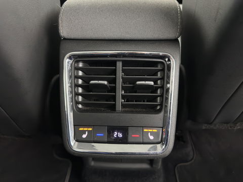 Škoda Enyaq iV 80 [ 3-Fase ] (INCL-BTW) *LEATHER-FABRIC | FULL-LED | DIGI-COCKPIT | CAMERA | KEYLESS | NAVI-FULLMAP | AMBIENT-LIGHT | ECC | HEATED-COMFORTSEATS | DAB+ | PDC | CRUISE | CARPLAY | TOWBAR | 19"ALU*